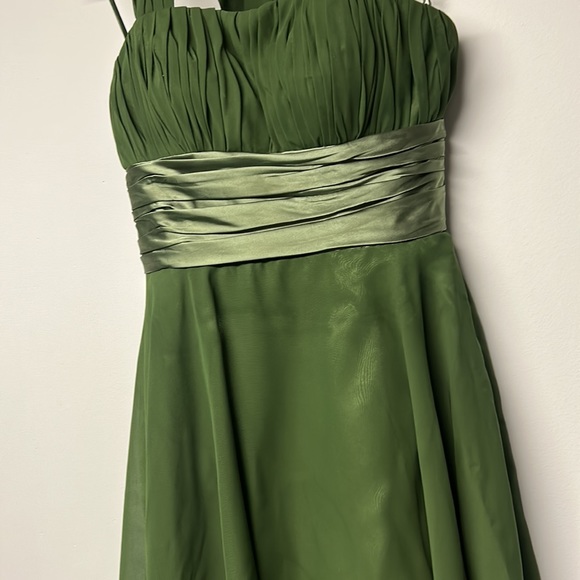 Chic Green Midi Dress with Elegant Silhouette - Picture 2 of 4